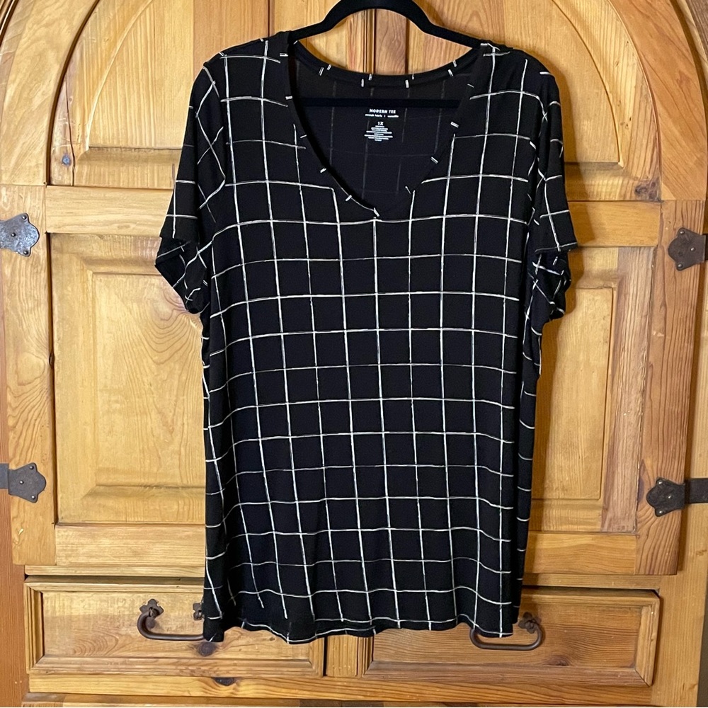 EVRI - Size 1X - Black and White Modern Tee